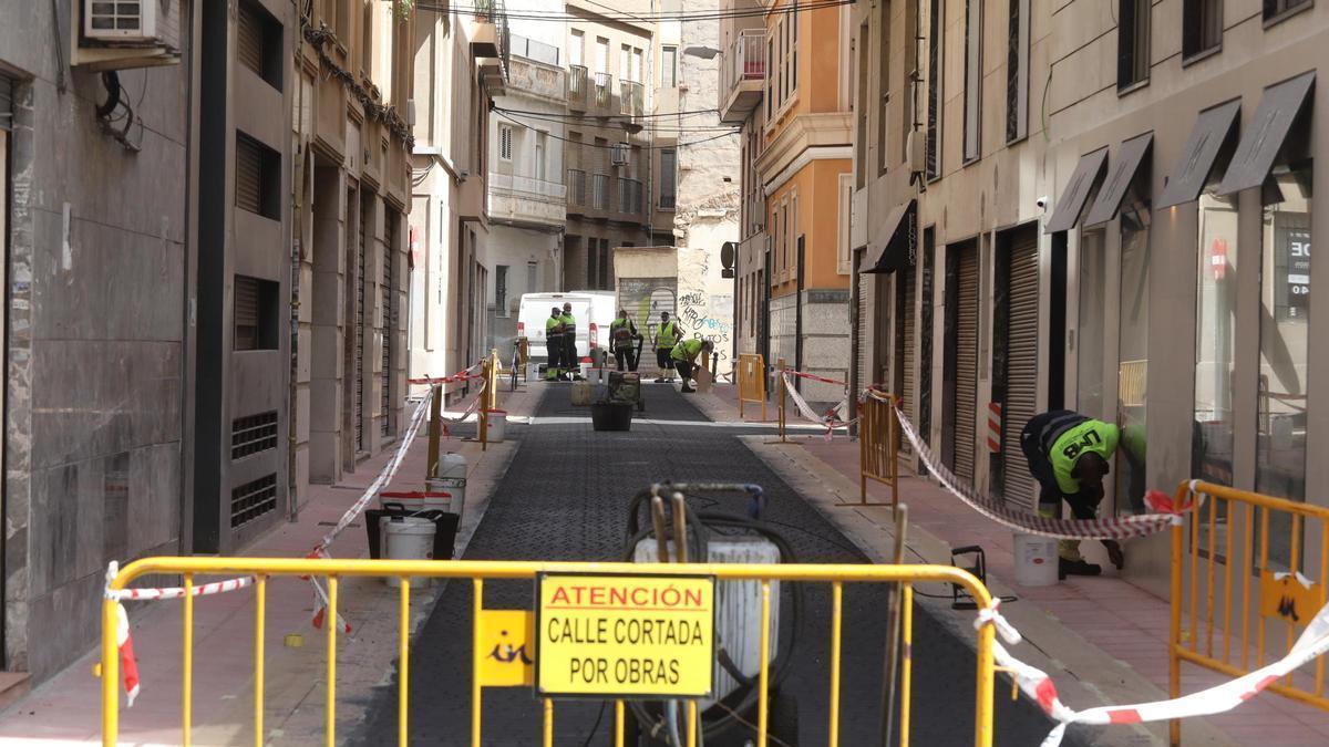 La calle Teniente Ruiz, del centro de Elche, con adoquines