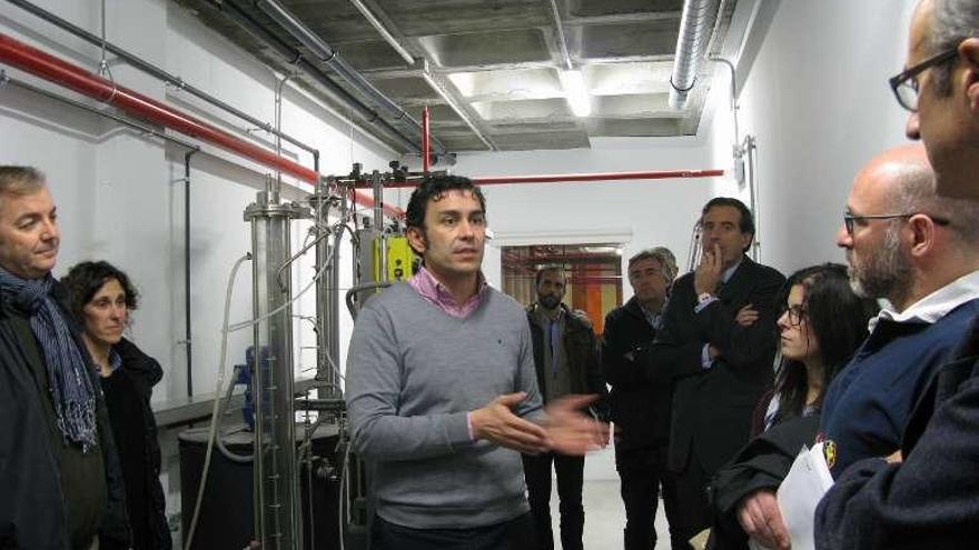 Vázquez Padín explica el sistema en el centro de negocios de Porto do Molle.