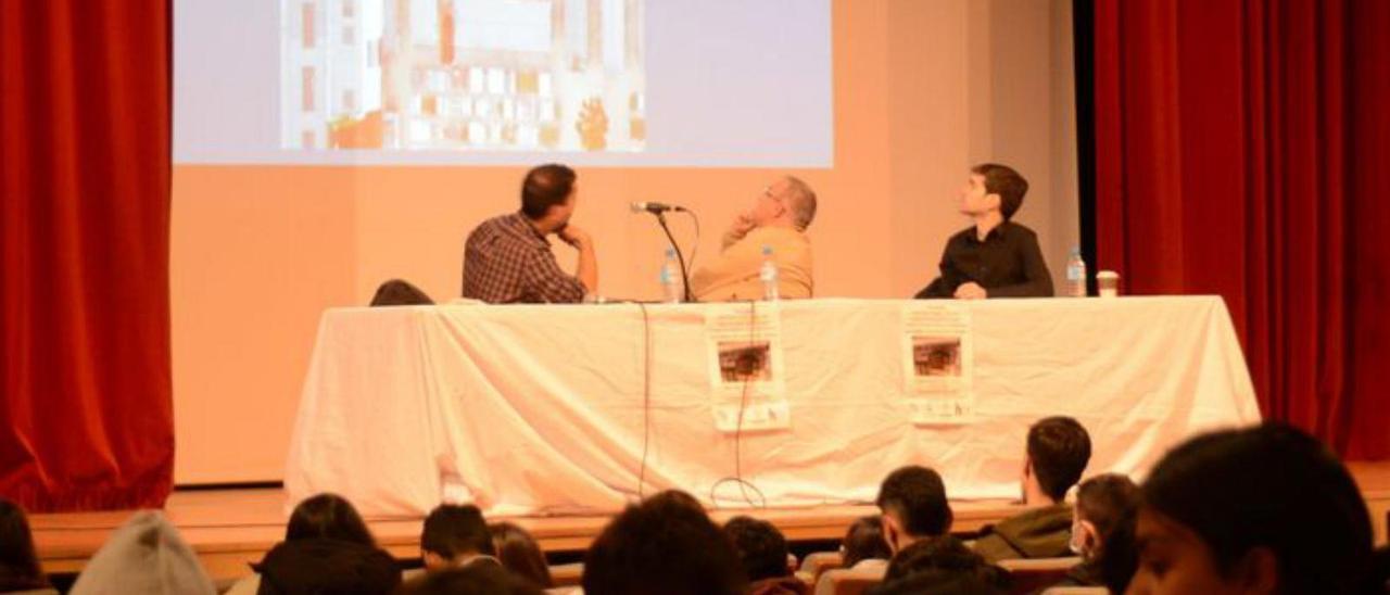 Un momento de las charlas en el auditorio y lona de la exposición sobre fosas comunes.   | // G.N.