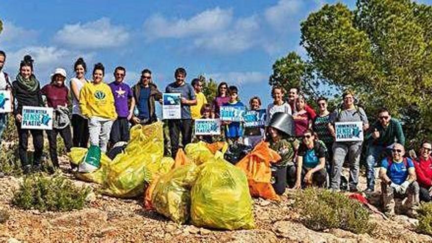 Una imagen de archivo de voluntarios de Formentera en una de las limpiezas del litoral.