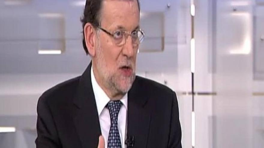 Rajoy ve en el izado de la ikurriña "una burla"