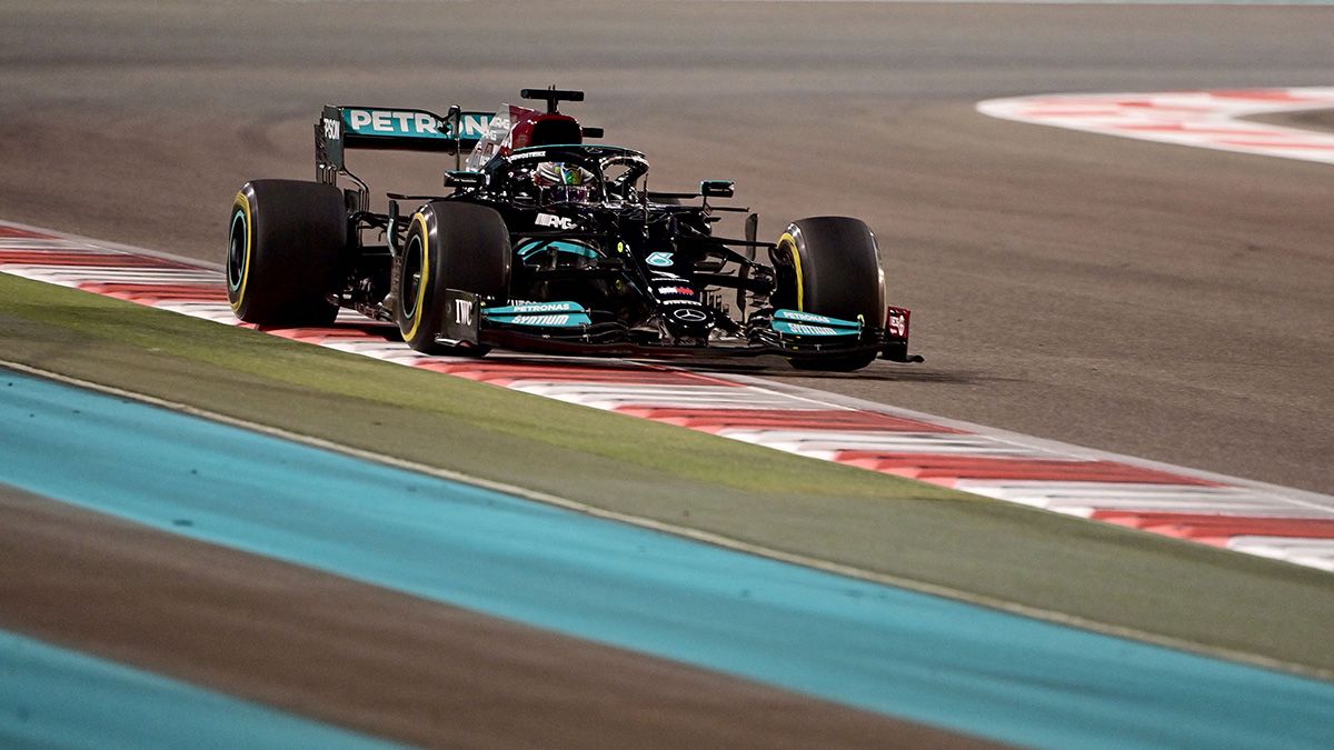 Lewis Hamilton durante una sesión de entrenamientos en el GP de Abu Dhabi de F1