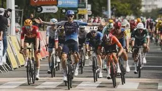 Stewart sorprende al sprint mientras Evenepoel sigue líder pese a sufrir una caída