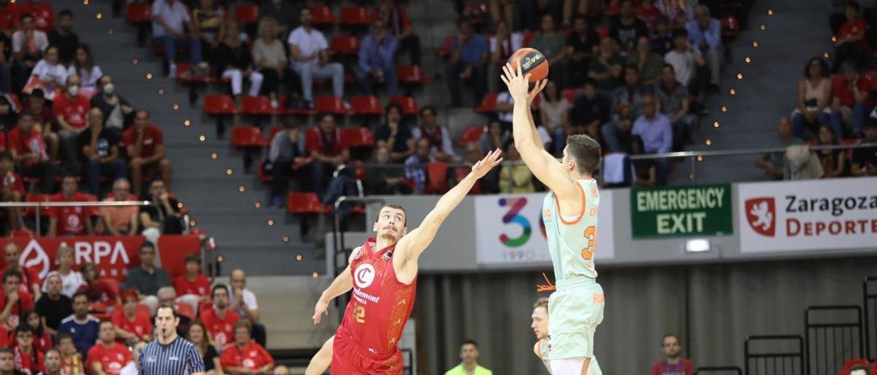Simanic intenta puntear a Hommes en el último partido.