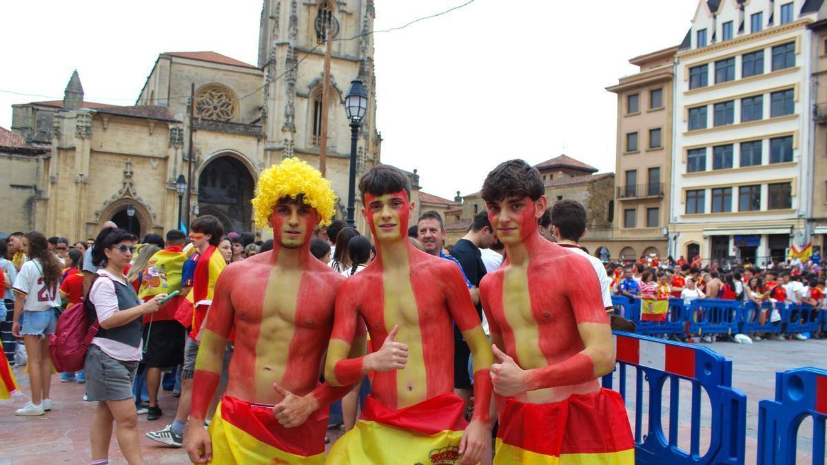 Ambiente en la plaza de la Catedral de Oviedo
