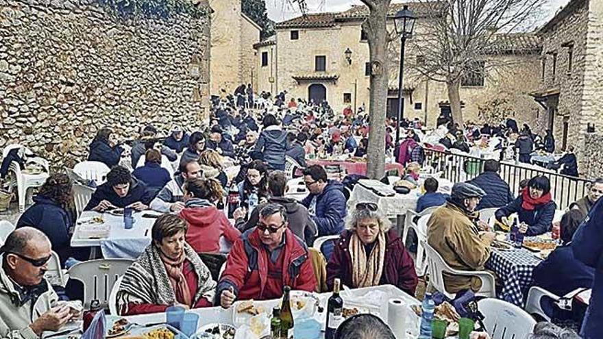 Más de 500 personas llenaron ayer la plaza durante la comida.