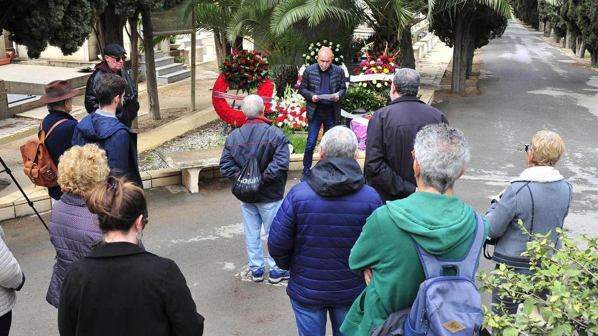 Homenaje a Miguel Hernández en el Cementerio de Alicante en 2022