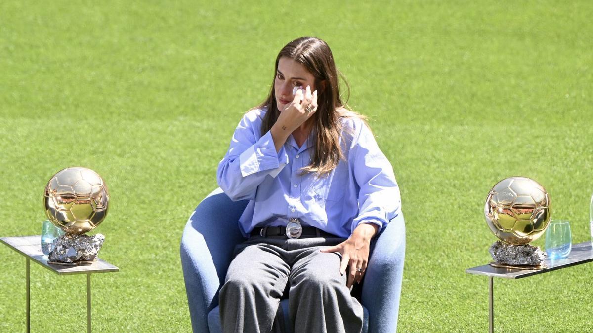 Alexia Putellas llora, entre sus dos Balones de Oro, en su despedida al Barça en el Spotify Camp Nou.