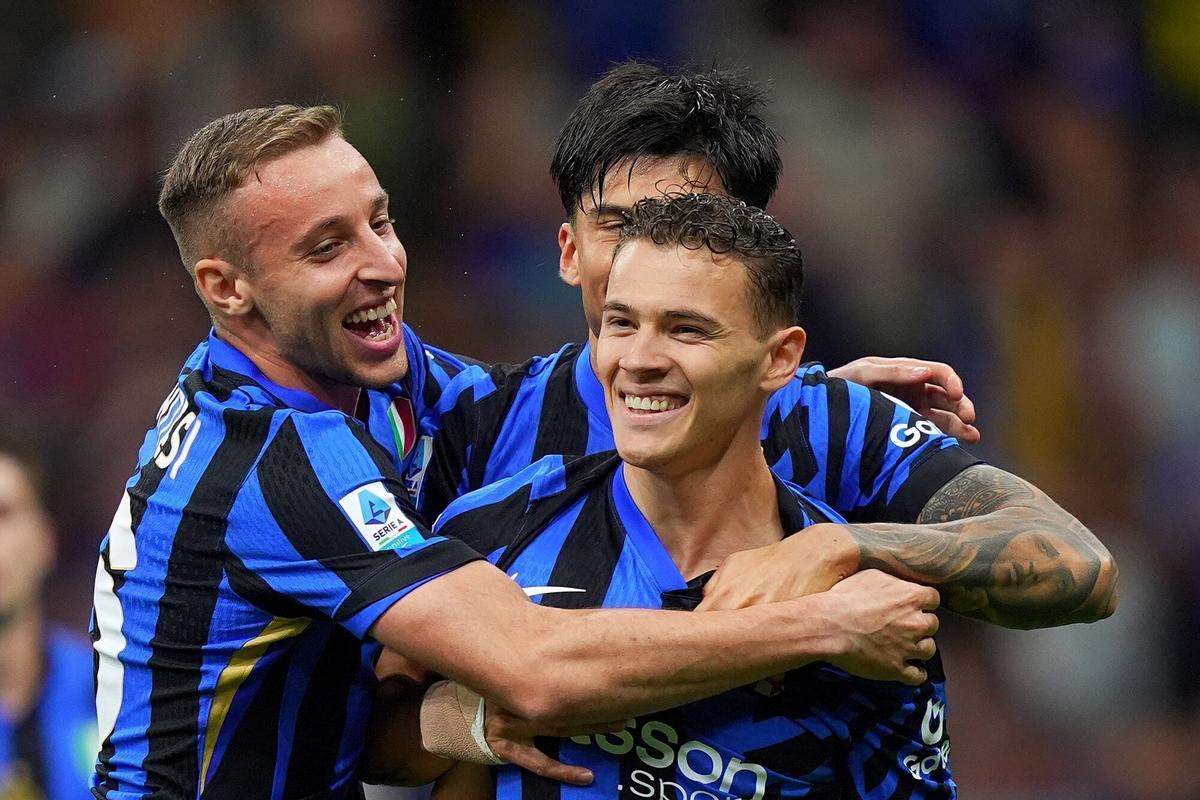 Kristjan Asllani, del Inter de Milán, celebra tras anotar 1-0 durante el partido de fútbol de la Serie A entre el Inter y Hellas Verona en el estadio de San Siro en Milán, norte de Italia, el sábado 3 de mayo de 2025. Deporte - Fútbol. (Foto de Spada/LaPresse)