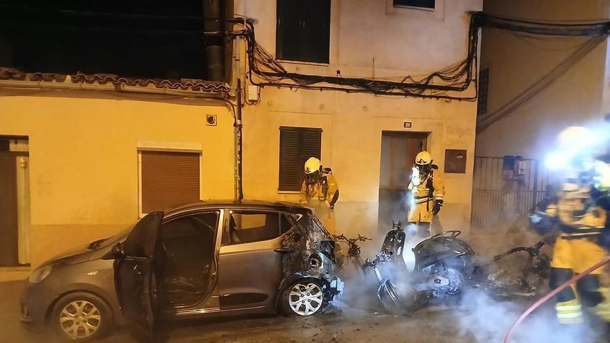 Cuatro motos y un coche afectados por un incendio de madrugada en Llucmajor