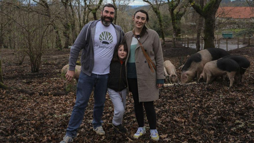 Alba y Martín, del estrés urbanita a criar porco celta «de premio» en el rural