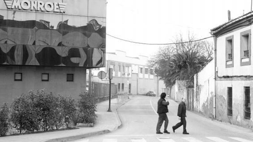 Parte de la fachada de Tenneco Automotive, a la izquierda, en el barrio de La Braña.