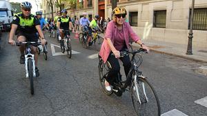 L’alcaldessa de Madrid, Manuela Carmena, durant la seva participació en un acte per promocionar l’ús de la bicicleta amb motiu de la Setmana de la Mobilitat.