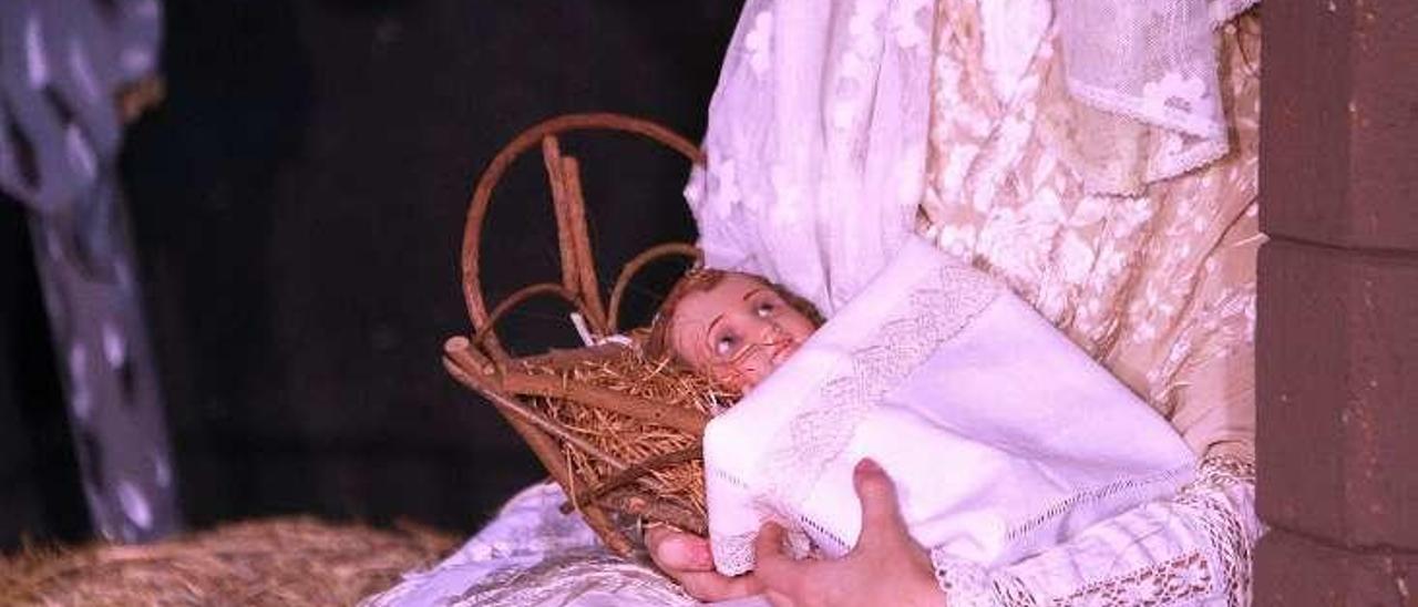 La Virgen María, con un Niño Jesús de cerámica en brazos. // Iñaki Osorio