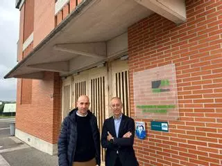 Las piscinas exteriores de Lieres y Lugones contarán este verano con elevadores para personas con movilidad reducida