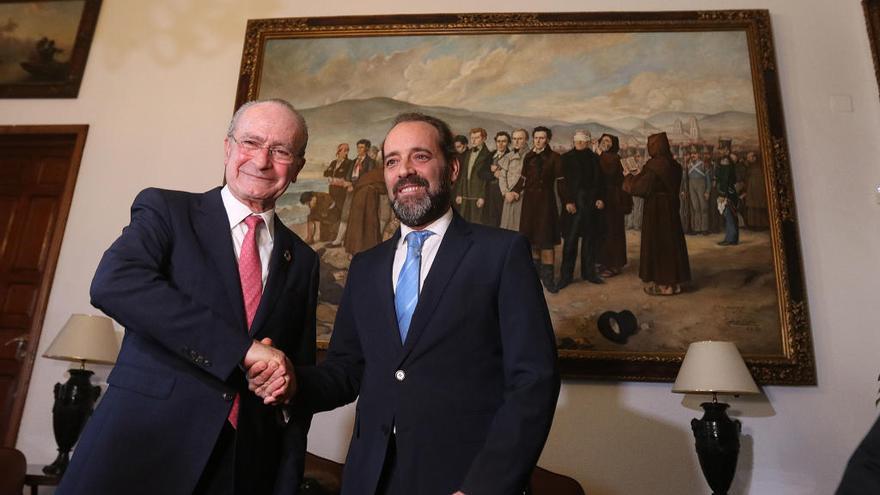 Francisco de la Torre y Juan Cassá se dan la mano en diciembre pasado tras el acuerdo para la aprobación del presupuesto de 2019