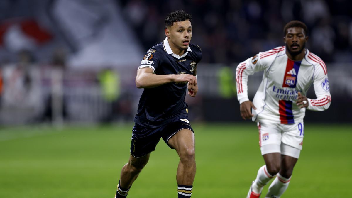 Dean James, del Go Ahead Eagles, en un partido de Europa League contra el Olympique de Lyon
