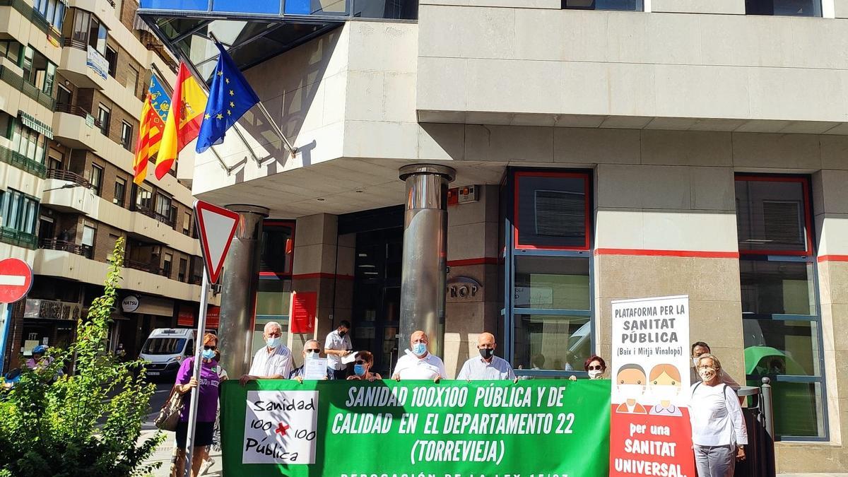 Despliegue de la pancarta por la sanidad pública en Alicante hoy