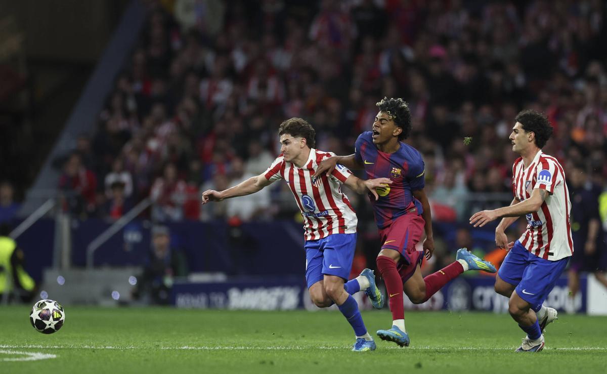 Julián Álvarez y Lamine Yamal, en un Atlético de Madrid-FC Barcelona de esta temporada