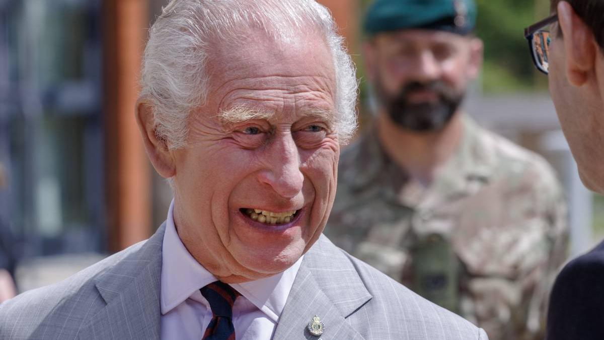 La reacción del rey Carlos III al ver su retrato se hace viral en redes sociales: ¿qué pensará su familia?