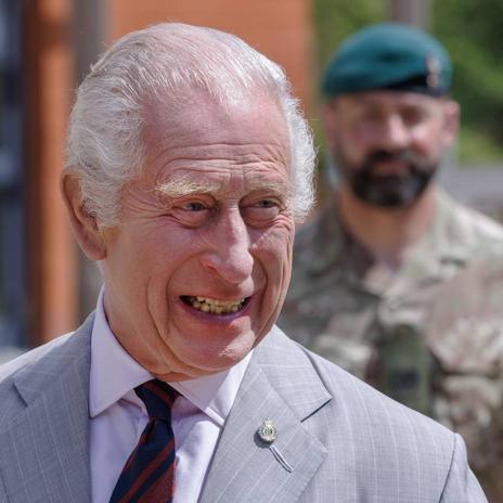 La reacción del rey Carlos III al ver su retrato se hace viral en redes sociales: ¿qué pensará su familia?
