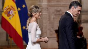 El presidente del Gobierno, Pedro Sánchez, y su esposa, Begoña Gómez en los actos de aniversario de la proclamación del rey Felipe VI.