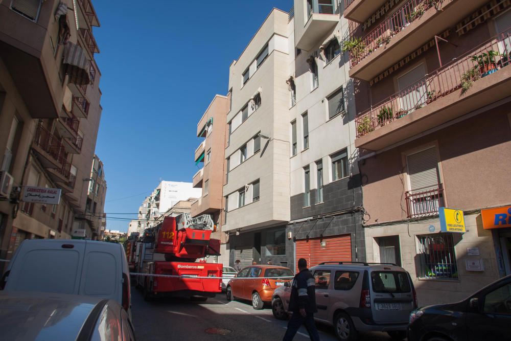 Los bomberos durante la extinción del incendio en la nave industrial dedicada a la fabricación de calzado en la pedanía de La Galia