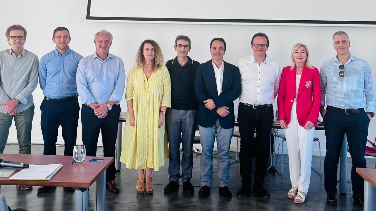 La nueva junta directiva de la Asociación de Can Picafort, en el centro el nuevo presidente de esta agrupación y la de Alcudia, Pablo Riera