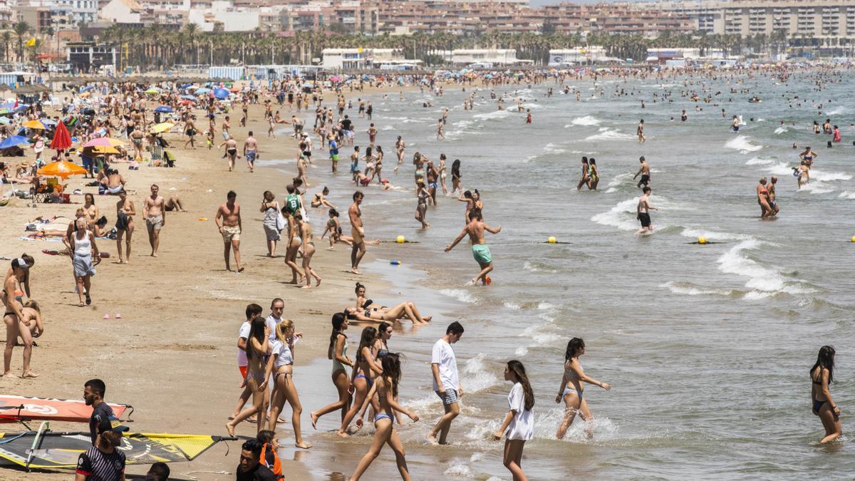 València mira hacia el mar y su litoral.