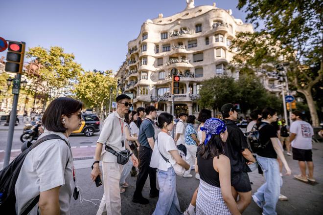 Barcelona descarta subir el recargo turístico de golpe a ocho euros a los hoteles de lujo