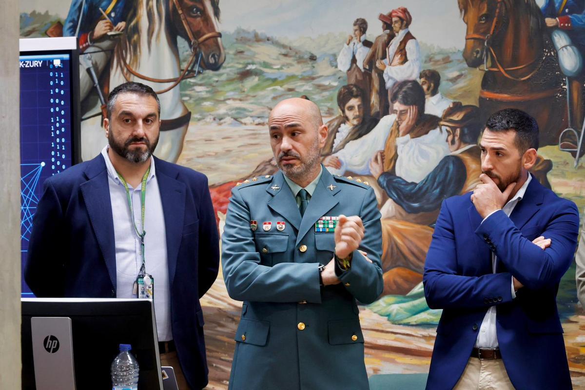 El coronel Juan Martínez Ros, jefe de la Comandancia de València (centro), junto con el suboficial mayor, jefe del Equipo @, y el teniente Aparisi, de Policía Judicial.
