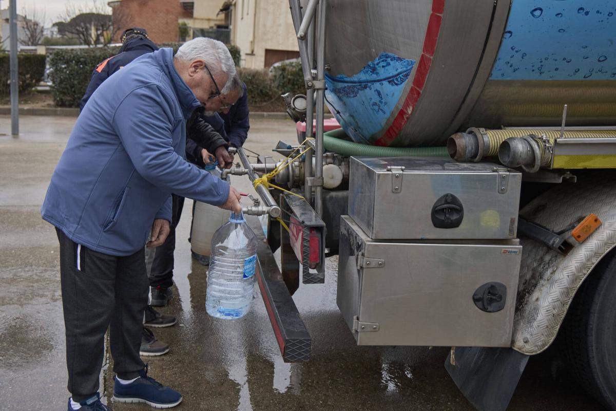 20260122 Veins de Sils agafen aigua potable d´un camió cisterna a causa que per culpa del temporal Harry, no tenen aigua potable a les llars.