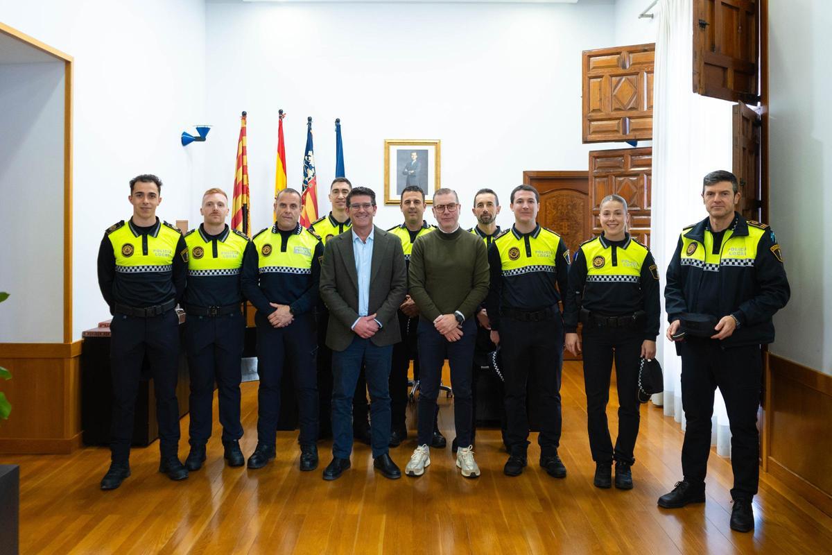 Jorge Rodríguez y Juan Pablo Úbeda, con los ocho nuevos policías locales de Ontinyent.