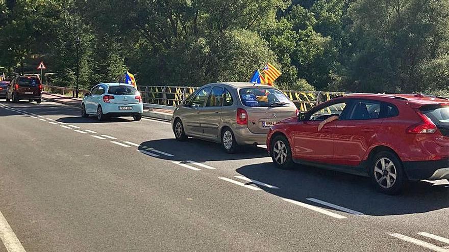 La rua de vehicles de la Cerdanya amb les banderes