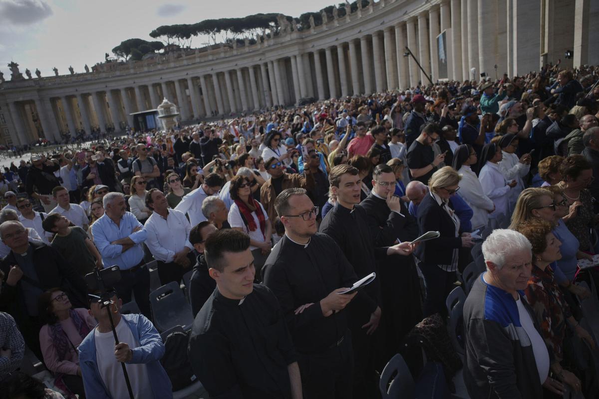 El trasllat del fèretre del papa Francesc a la basílica de Sant Pere, en imatges