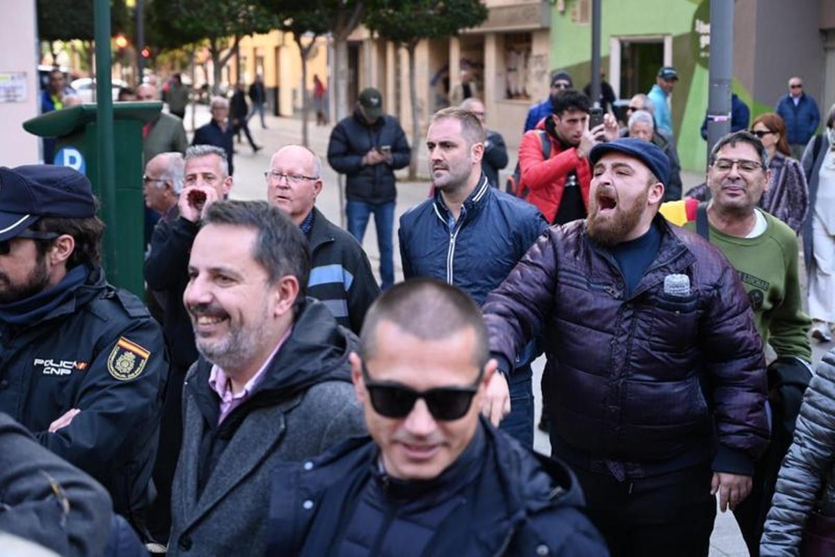 Tensión y rezos durante la retirada de la cruz franquista del Ribalta