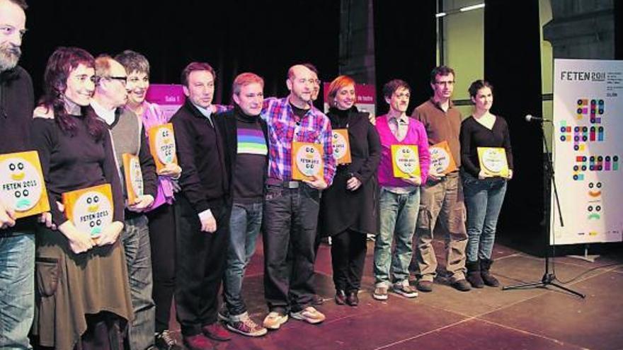 Rosa Díaz, segunda por la izquierda, con los otros ganadores de Feten, miembros del jurado y dirección de la feria.