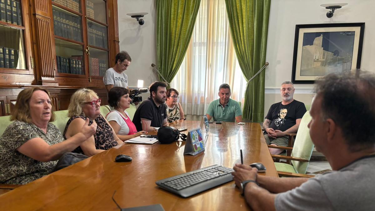 Reunión entre los familiares de los represaliados y representantes del Ayuntamiento de Sueca.