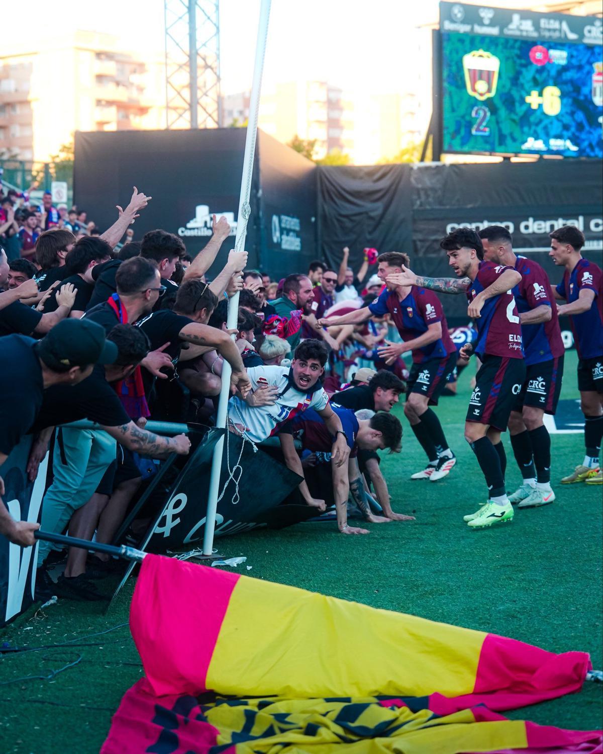 La afición del Eldense, desatada tras el 2-1 de Hugo.