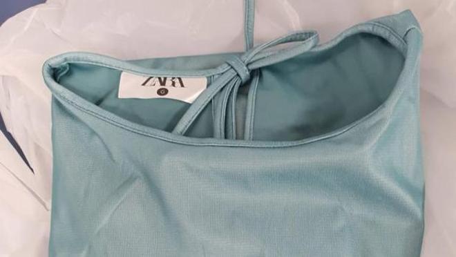 Detalle de las batas sanitarias producidas por Zara con las que ya se protegen sanitarios de La Coruña