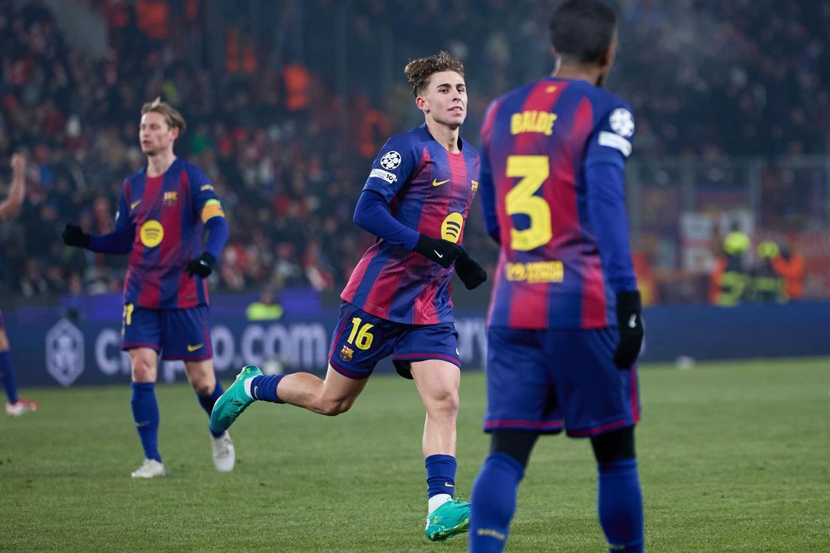 Fermín celebra uno de sus goles en Praga