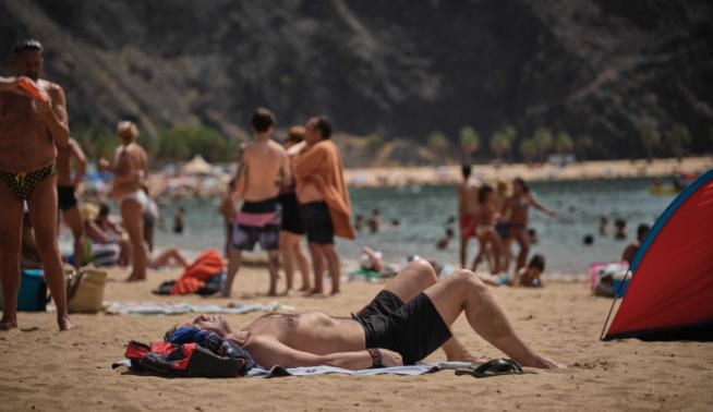 Colas para llegar a la playa de Las Teresitas .