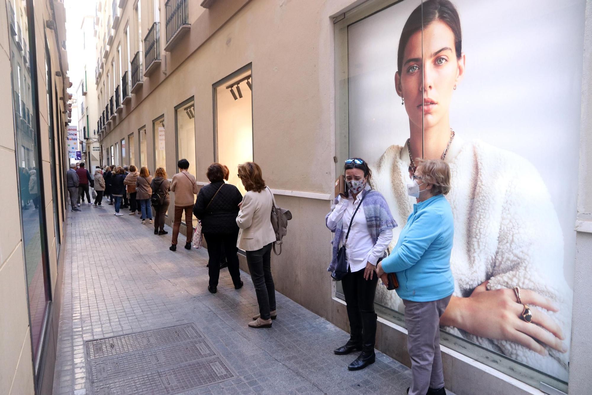 Colas en los comercios de Málaga el día antes del cierre de la actividad