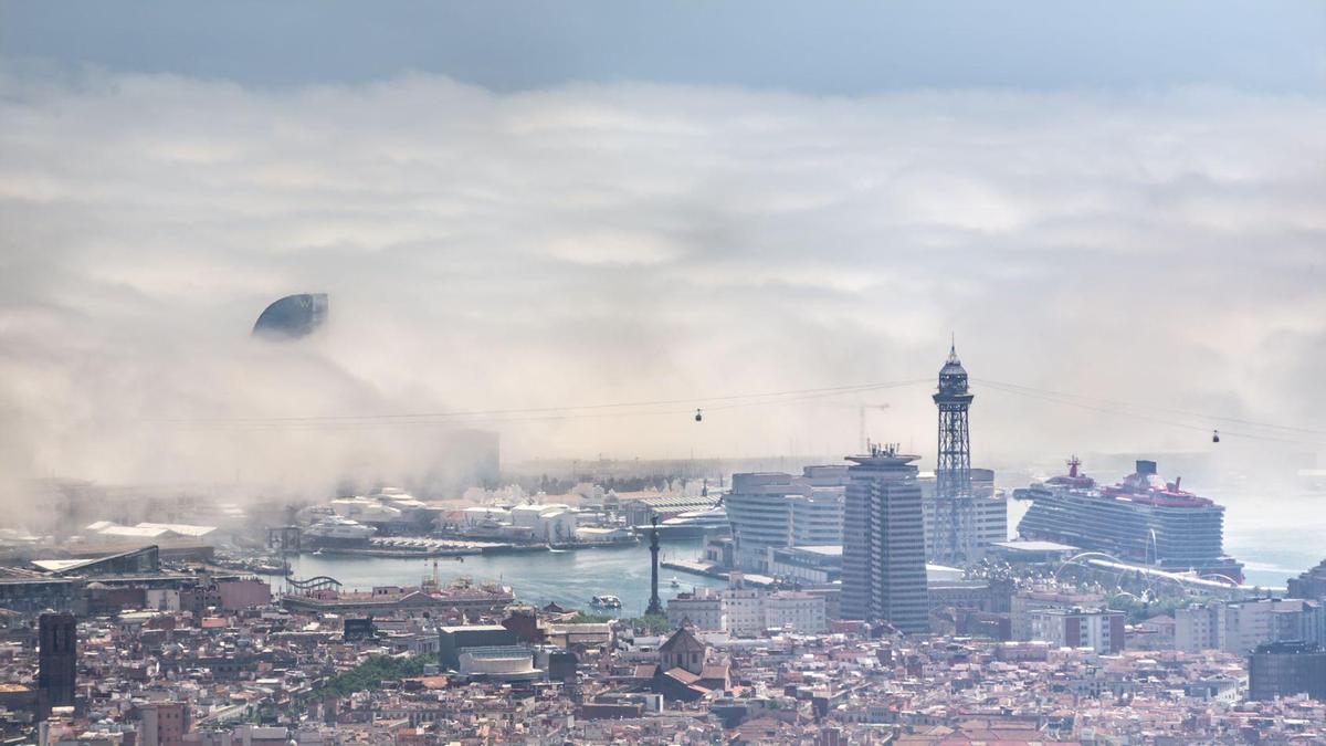 Un banco de niebla cubre el cielo de Barcelona