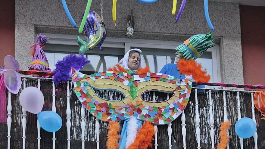 Familia disfrazada en uno de los balcones en O Rosal.   | // SANTOS ÁLVAREZ