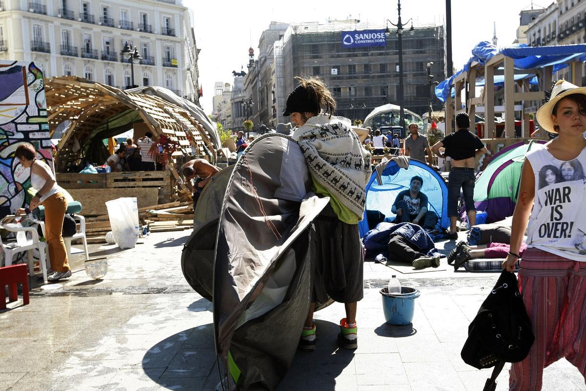 MADRID13/06/2011 POLITICA ambiente en la puerta del Sol de Madrid esta mañana, en la imagen varios de los acampados recojen sus pertenencias para abandonar la puerta del Sol tras la acampada del movimiento 15-M imagen David Castro. ACAMPADA INDIGNADOS , PLAZA DEL SOL MADRID , MOVIMIENTOS SOCIALES ALTERNATIVOS , MOVILIZACIONES CIUDADANAS ALTERNATIVAS , NUEVOS MODELOS DE ORGANIZACION CIUDADANA , REACCIONES SOCIALES A CRISIS ECONOMICA , CRISIS POLITICA , REACCION SOCIAL RECHAZO ACTUAL SISTEMA POLITICO Y ECONOMICO , CONVOCATORIA MANIFESTACIONES , PROTESTAS , RESPUESTA CIUDADANIA , ENTIDADES CIUDADANAS , GRUPOS MOVILIZACION CIUDADANOS , REPERCUSIONES , MANIFESTACION 15 MAYO 2011 , 15M , MOVIMIENTO 15-M , DEMOCRACIA REAL YA _ PUBLICADA  EPC 14/06/2011 P 26 _ MANIFESTACIONES