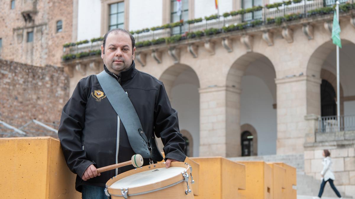 Ángel Amado, posa con su bombo en la plaza Mayor, en Cáceres.