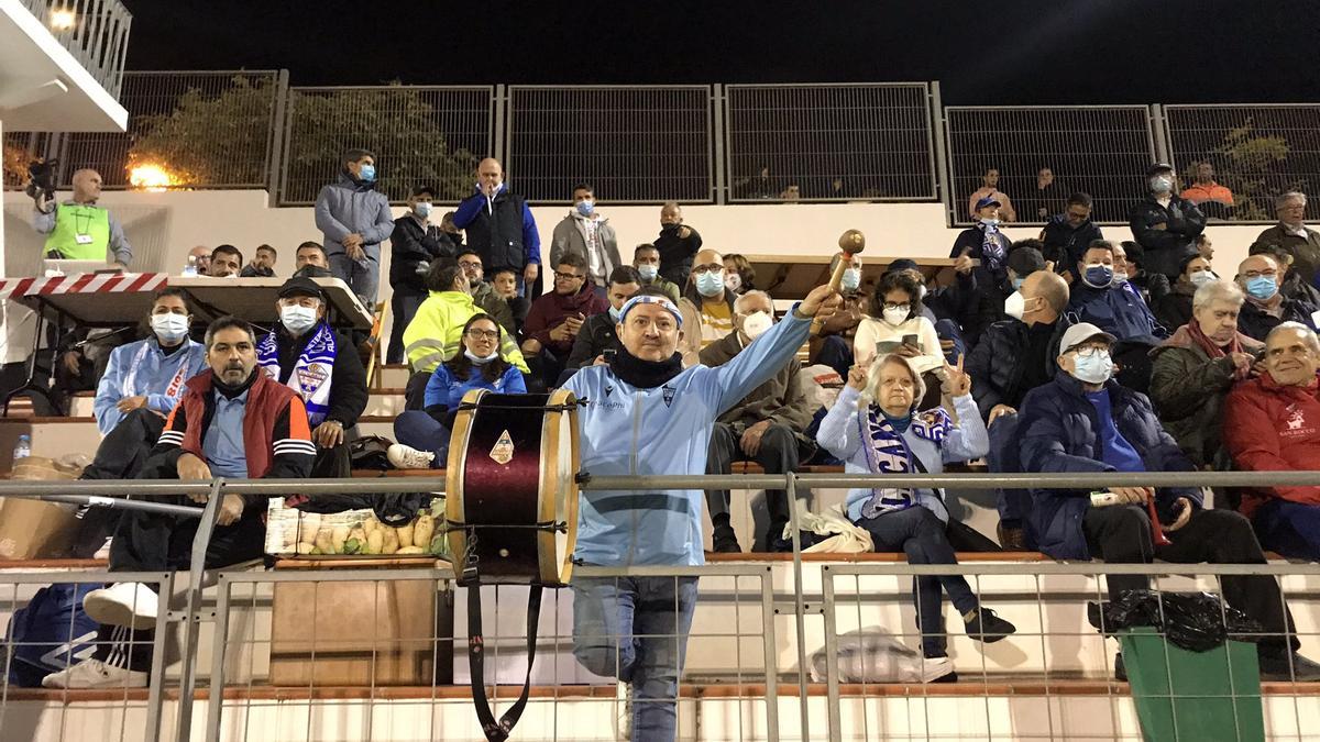 Aficionados en el partido ante el CD 6 de Junio.