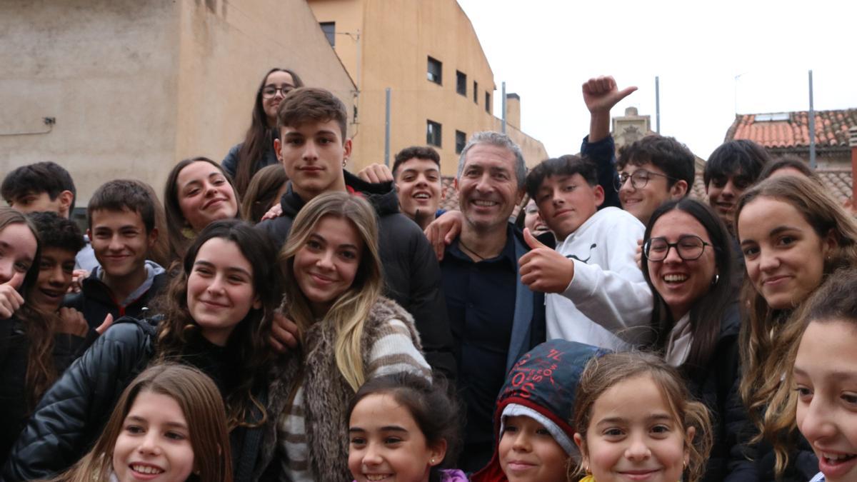 El conseller d&#039;Educació, Josep Gonzàlez-Cambray, amb alumnes a l&#039;escola Sant Josep de Sant Hilari