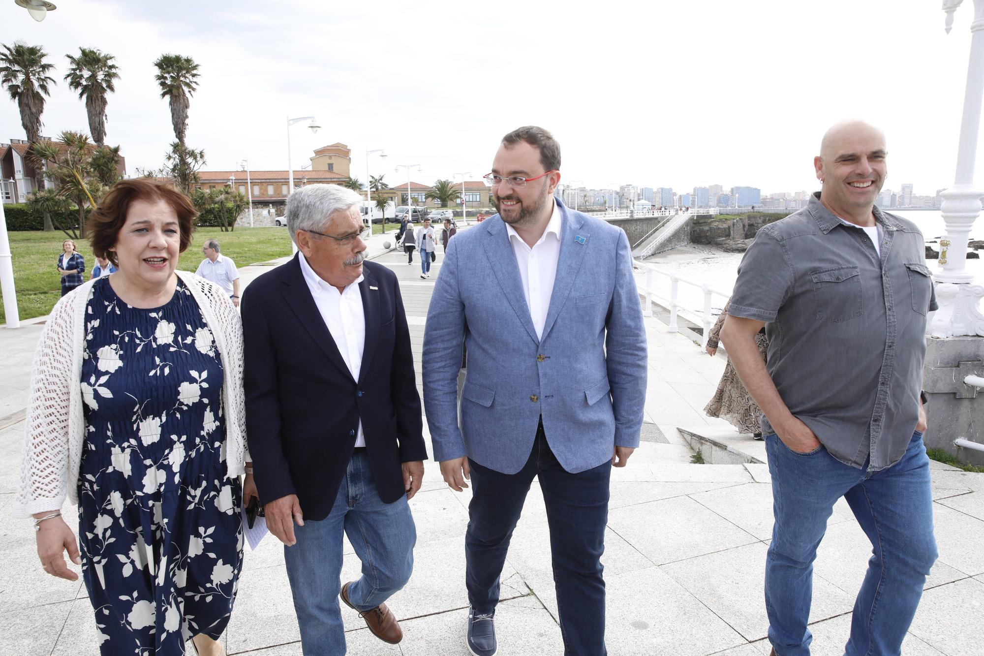 EN IMÁGENES:  Así fue el homenaje a los exiliados por la Guerra Civil y la posterior represión franquista organizado por los socialistas de Gijón junto a la estatua de "La Madre del Emigrante"